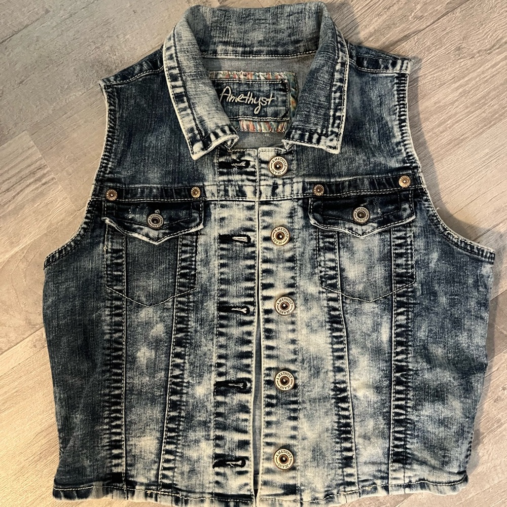 Amethyst Denim Vest in great condition! Cute to dress up any outfit!